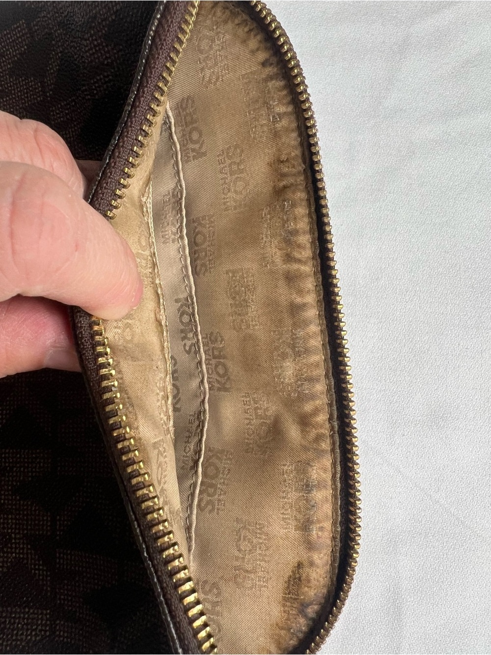 Michael Kors Cindy Signature
Logo Dome Crossbody Bag - Picture 8 of 12